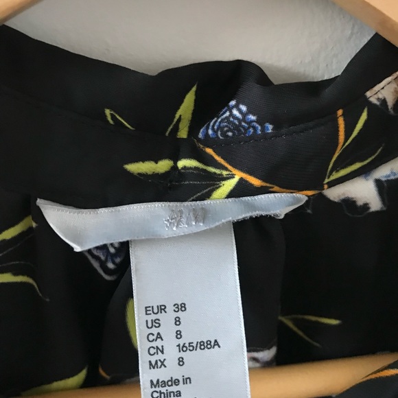 H&M - 8$ Flowy black top - 8 - Picture 3 of 5